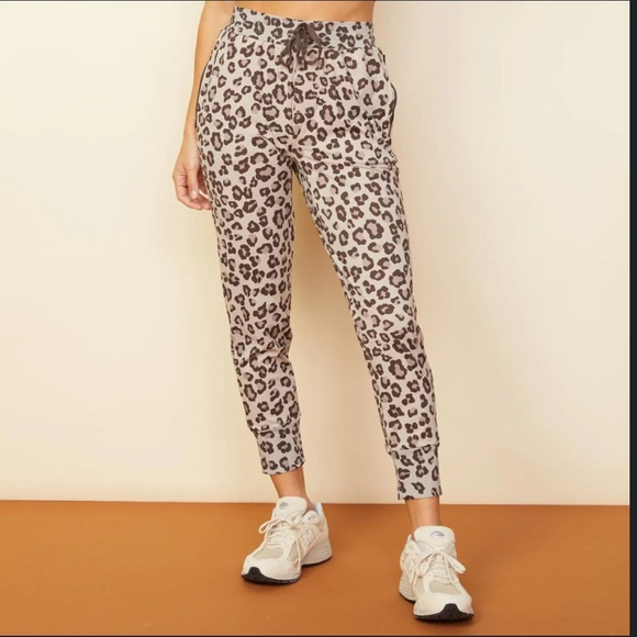 MONROW Leopard Movement Jogger in Ice Coffee XS - Picture 1 of 13